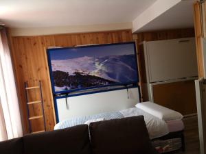 una sala de estar con una gran imagen de montaña en Edificio Ginebra, en Sierra Nevada