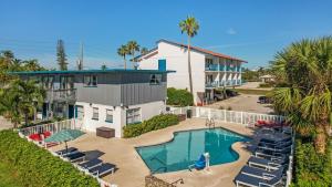 una vista aérea de una casa con piscina y sillas en Royal Inn Beach Hutchinson Island en Fort Pierce