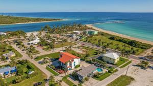 una vista aérea de una playa con una casa y el océano en Royal Inn Beach Hutchinson Island, en Fort Pierce
