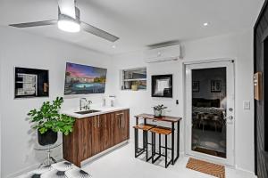 Baño blanco con lavabo y encimera en Stylish Luxury Tropical Junior Suite, en Fort Lauderdale