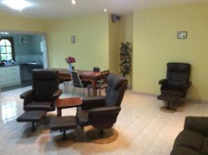 une salle à manger avec des chaises et une table. dans l'établissement P&B guesthouse, à Na Jomtien