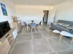 TV a/nebo společenská místnost v ubytování T2 Bis moderne au dernier étage avec parking à Aix-les-Bains - FR-1-555-69