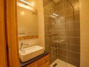 een badkamer met een wastafel en een douche bij Appartement Samoëns, 4 pièces, 7 personnes - FR-1-642-80 in Samoëns