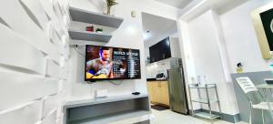 uma sala de estar com uma televisão de ecrã plano na parede em Wind Residences by JG Vacation Rentals em Tagaytay