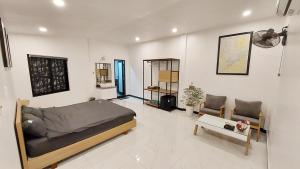 - une chambre avec un lit, un canapé et une table dans l'établissement Robin House, à Hue