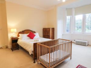 sypialnia z łóżkiem z łóżeczkiem dziecięcym w obiekcie Auchentroig House w mieście Stirling