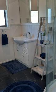 Un baño de Cosy on Courtney