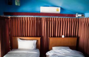 Ein Bett oder Betten in einem Zimmer der Unterkunft The Lazy Bar and Guesthouse