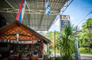 un edificio con un bar con banderas. en The Lazy Bar and Guesthouse en Krabi
