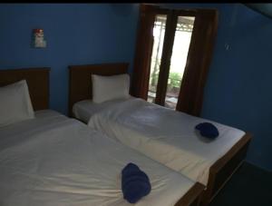 Una cama o camas en una habitación de The Lazy Bar and Guesthouse