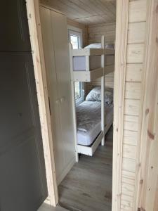 Hausboot Janne Lübeck Inclusive Kanu nach Verfügbarkeit SUP und WLAN 50 MBit s Flat客房内的一张或多张床位