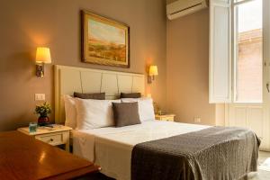 Un dormitorio con una cama grande y una ventana en Marlin Rooms, en Cagliari