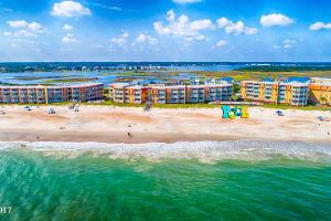 una vista aérea de una playa con edificios y el océano en Sandy Topsail Dunes, en North Topsail Beach