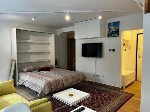 Un pat sau paturi într-o cameră la Sten apartment Zagreb