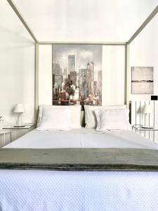 - une chambre avec un lit blanc orné d'une peinture murale dans l'établissement Casa del corso, à Acireale