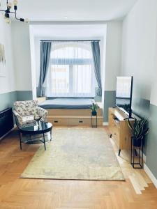 sala de estar con cama y ventana en Apartamenty Teatralna, en Katowice