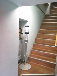 a staircase with wooden floors and a television in a room at 秋の旅館 秋叶原 Tokyo Akihabara in Tokyo