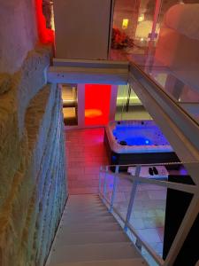 uma escada com luzes vermelhas e azuis num quarto em B&B Sul Ponte em Gravina in Puglia