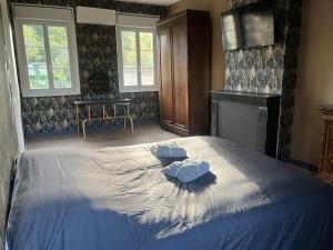 1 dormitorio con 1 cama con 2 toallas en Gîte le Presbytère de Blérancourt, en Blérancourt