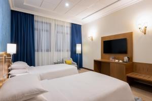 Rúm í herbergi á La Maison Hotel Doha