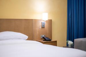 Rúm í herbergi á La Maison Hotel Doha