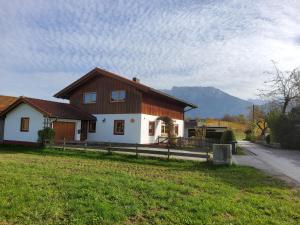een huis met een hek voor een veld bij Ferienhaus Inntal in Oberaudorf