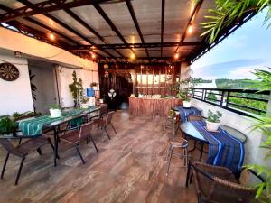 un restaurant avec des tables et des chaises et un balcon dans l'établissement Kalis Viewpoint Lodge Coron, à Coron