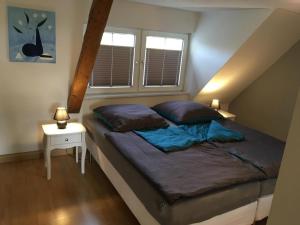 Postel nebo postele na pokoji v ubytování Schöne Große Wohnung, Terrasse, Kamin, Parkplatz, 2 Schlafzimmer + 1 fotografie