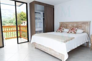 ein Schlafzimmer mit einem Bett und einem Balkon in der Unterkunft La Casa de Ana 2 in Jardin