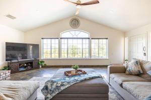 sala de estar con sofá y ventilador de techo en Villa near Yosemite & bass lake w/Hot Tub/EVcharge, en Oakhurst