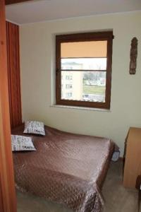 Łóżko lub łóżka w pokoju w obiekcie Apartament Konrad w centrum 600 m od morza