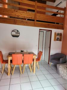 een eetkamer met een tafel en stoelen bij Villa 6p climatisée proche mer piscine equipements nautique in Le Barcarès