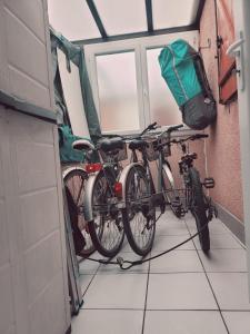 dos bicicletas estacionadas en una habitación con ventana en Villa 6p climatisée proche mer piscine equipements nautique en Le Barcarès