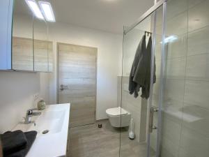 ein Bad mit einem Waschbecken, einem WC und einer Dusche in der Unterkunft Deluxefort für 10 Gäste mit eigenem Whirlpool und Fasssauna in Imst