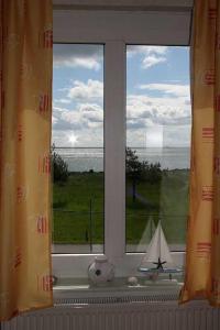 - une fenêtre avec vue sur l'océan dans l'établissement Ruegen_Fewo 285, à Neu Mukran