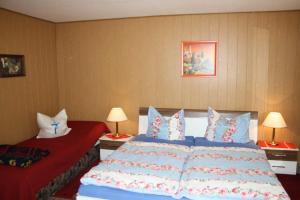 a hotel room with a large bed and two lamps at Ruegen_Fewo 285 in Neu Mukran
