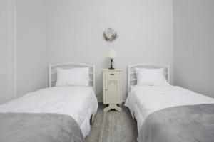 埃爾莫波利斯的住宿－La Rosa，卧室内两张并排的床
