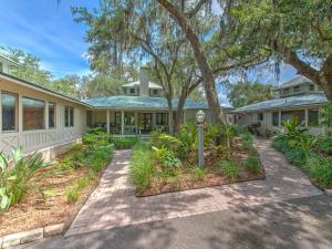 eine Außenansicht eines Hauses mit einem Baum in der Unterkunft Riverbend Retreat Fla in Riverview