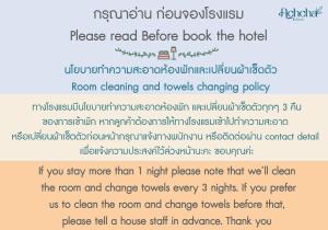 Captura de pantalla de un mensaje de texto con las palabras leídas antes de reservar el hotel en Achcha hotel - itsaraphap MRT station - Wat Arun, en Bangkok