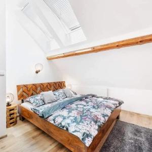 um quarto com uma cama e uma cabeceira em madeira em Wellness Apartmány Andrea em Zdíkov