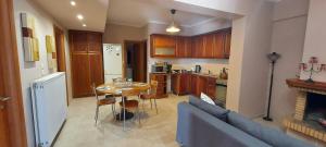 A kitchen or kitchenette at Airport Friendly House 1