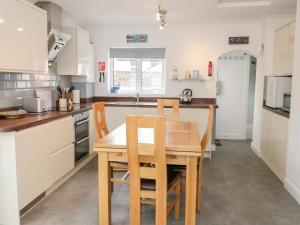 A kitchen or kitchenette at 40 Llaneilian Road