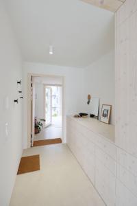 a white hallway with white walls and white floors at SCHICK und LUFTIG im Herzen von Linz in Linz