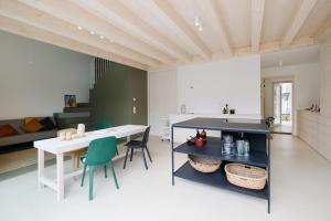 a kitchen and dining room with a table and chairs at SCHICK und LUFTIG im Herzen von Linz in Linz