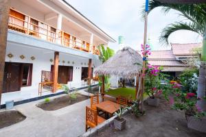 a courtyard of a house with a gazebo at Maringo cottage in Gili Trawangan