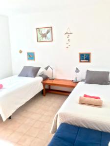 dwa łóżka siedzące obok siebie w pokoju w obiekcie Cozy Waterman beach house w Costa Teguise