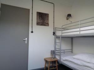 1 dormitorio con 2 literas y mesa en appartement met 5 slaapkamers, en Moerstraten
