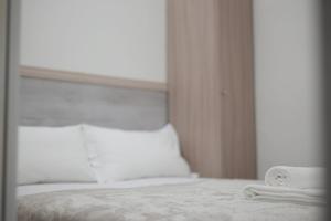 ein Bett mit zwei Handtüchern darauf vor einem Spiegel in der Unterkunft Suite 241 Catania in Catania