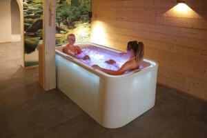 a boy and a girl in a bath tub at Schätzlhof OHG in Ruderting