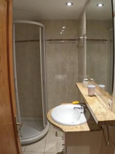 łazienka z umywalką i prysznicem w obiekcie Cozy Waterman beach house w Costa Teguise +35 zdjęć